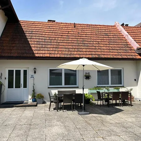 Danner Familien-ferienwohnungen - Ruhige Lage, 650 M Zum Attersee & Zentral In Apartment