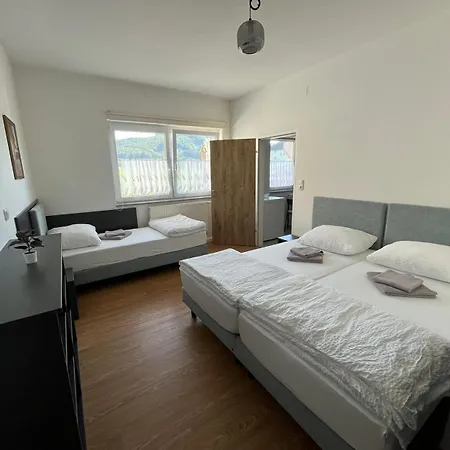 Danner Familien-ferienwohnungen - Ruhige Lage, 650 M Zum Attersee & Zentral In *