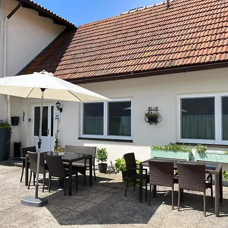 Danner Familien-ferienwohnungen - Ruhige Lage, 650 M Zum Attersee & Zentral In *